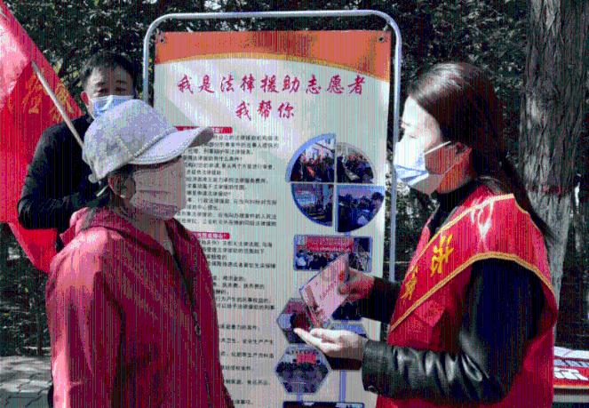 女孩清洁音乐室